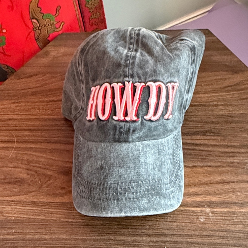 Gray 'Howdy' Embroidered Cap